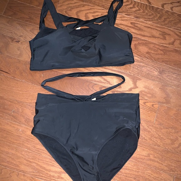 Bathing suits - Picture 6 of 7